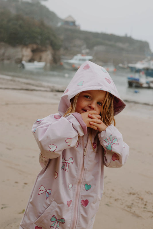 Mud-Kitchen-Play-How-to-Embrace-Messy-Outdoor-Play-for-Kids uk.hollyandbeau.com