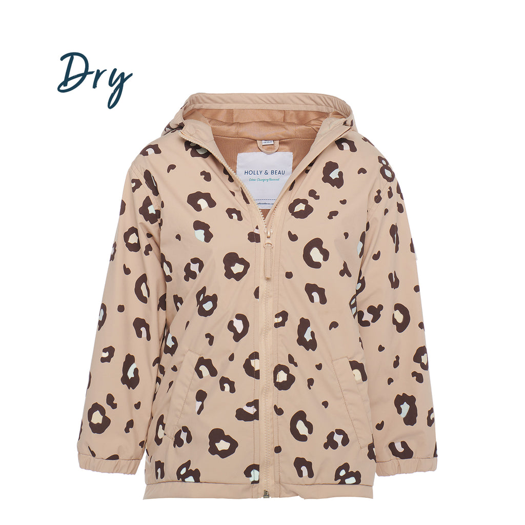 kids colour changing raincoat in leopard print design. This kids colour changing raincoat changes colour when it comes into contact with water. Fun gift for little girl and cool gift for little boy. Dry view of the raincoat before the colour change.