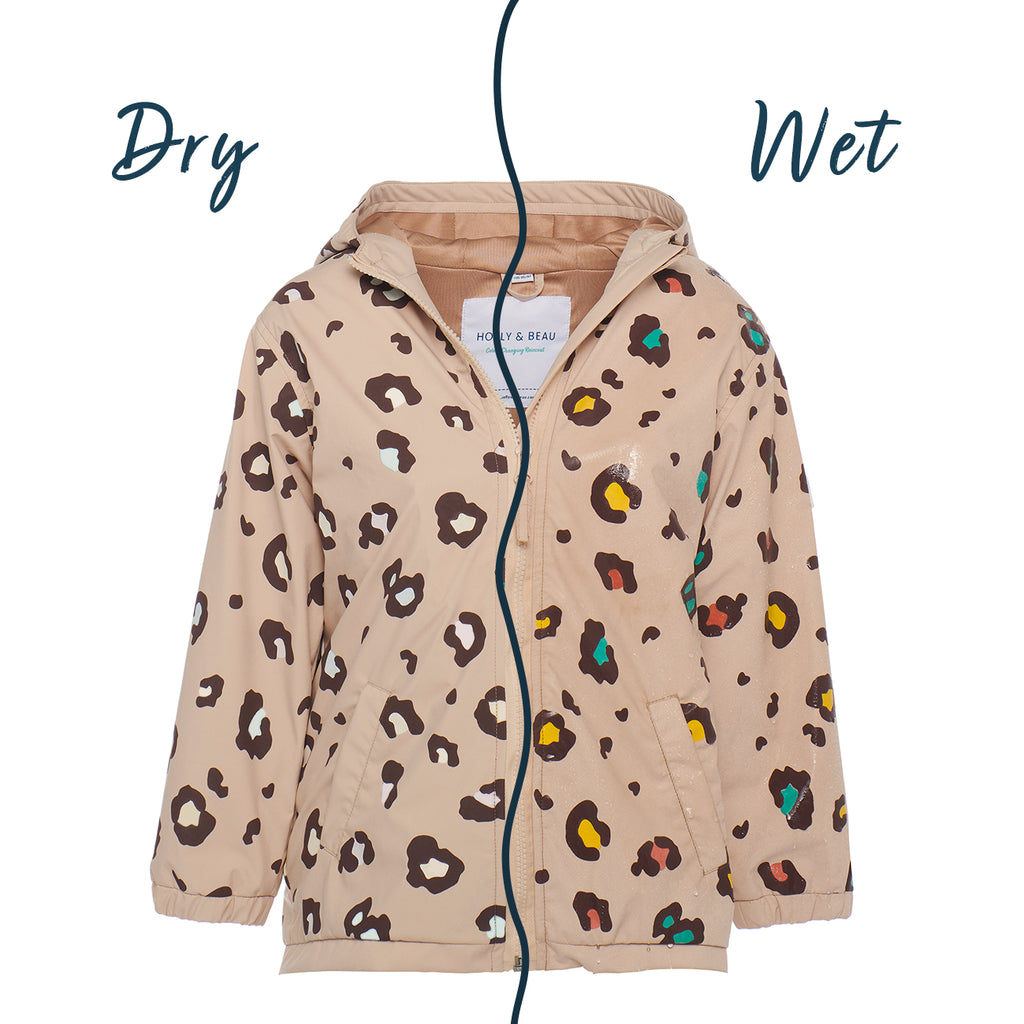 Colour changing kids raincoat in leopard print design. This kids colour changing raincoat changes colour when it comes into contact with water. Cute gift for little girl and fun gift for little boys. Front view showing the wet/dry.